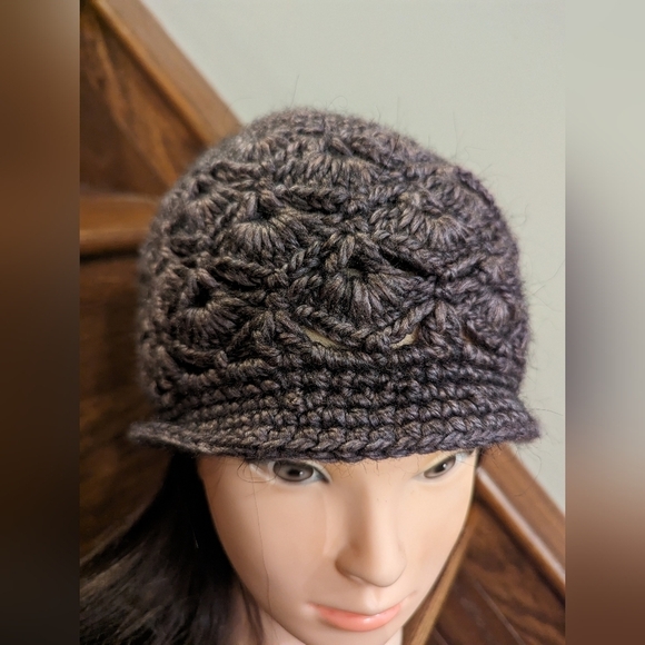 Purple artisan hand knit hat woman's floral design - Picture 2 of 7